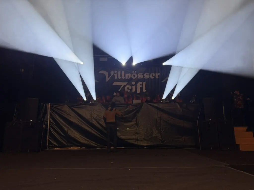 Fasci luminosi delle teste mobili sopra il palco, Villnösser Teifl