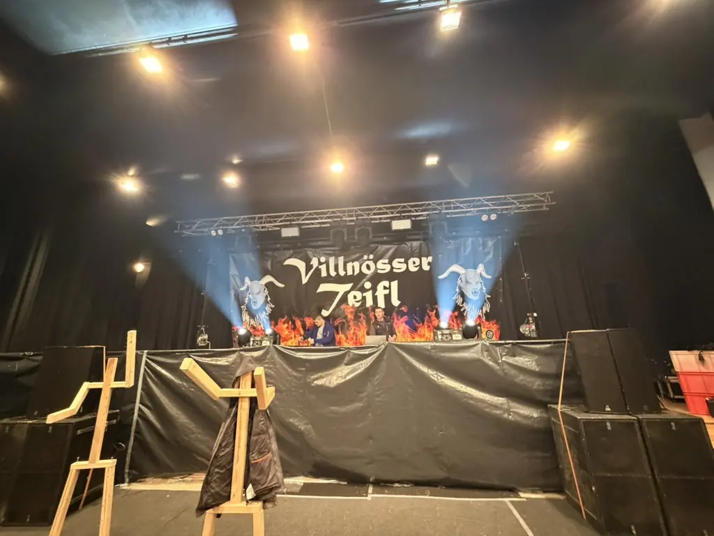 Palco con striscione, luci e audio al Villnösser Teifl